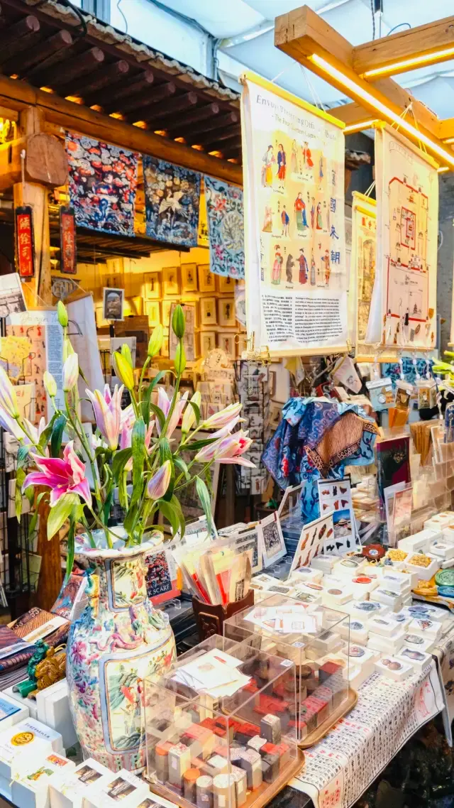 Yangmeizhu Xie Street is a quaint hutong suitable for a person to wander and daydream alone