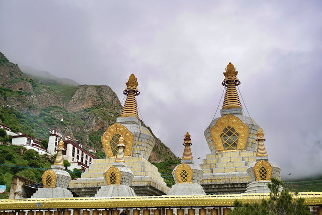 懸崖上的寺廟 | 喇嘛廟—扎耶巴寺