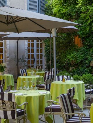 Avignon's Historic Charm Meets Modern Comfort 🏰✨