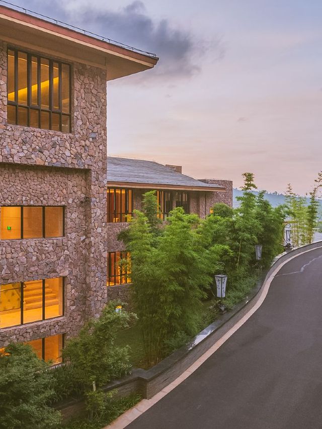 🏰 Kunming's Castle Retreat: Luxury & Nature Unite 🌿