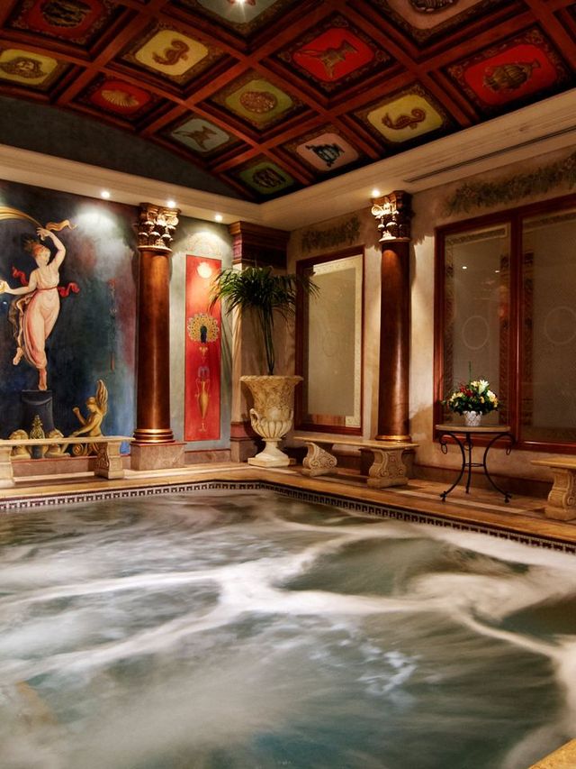 🌟✈️ Luxe Layovers: Emperors Palace's Finest! 🏨👑