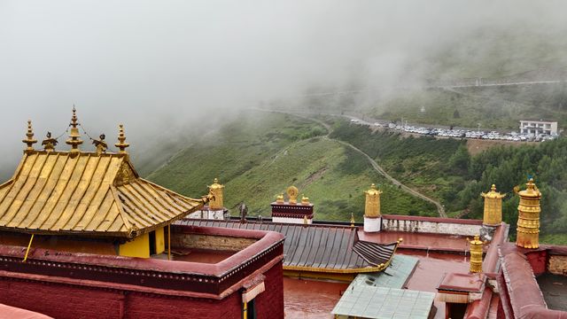 原來拉薩甘丹寺就是傳說中的天空之城！