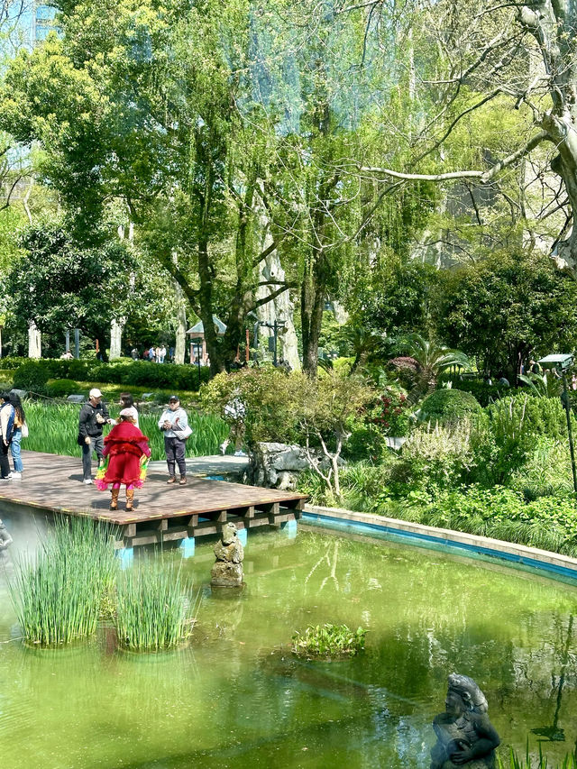 藏在上海靜安公園裡的花園度假風泰國餐廳。