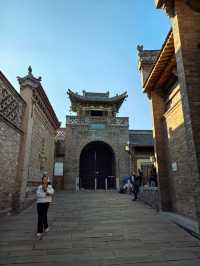 李家大院。