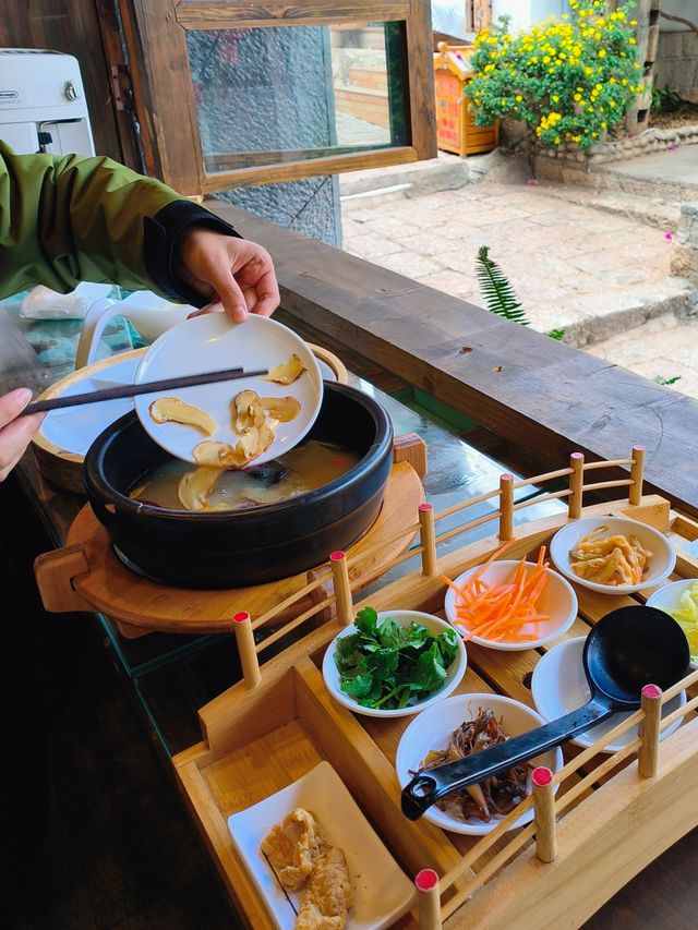 麗江古城！在愛麗絲漫遊仙境吃米線。