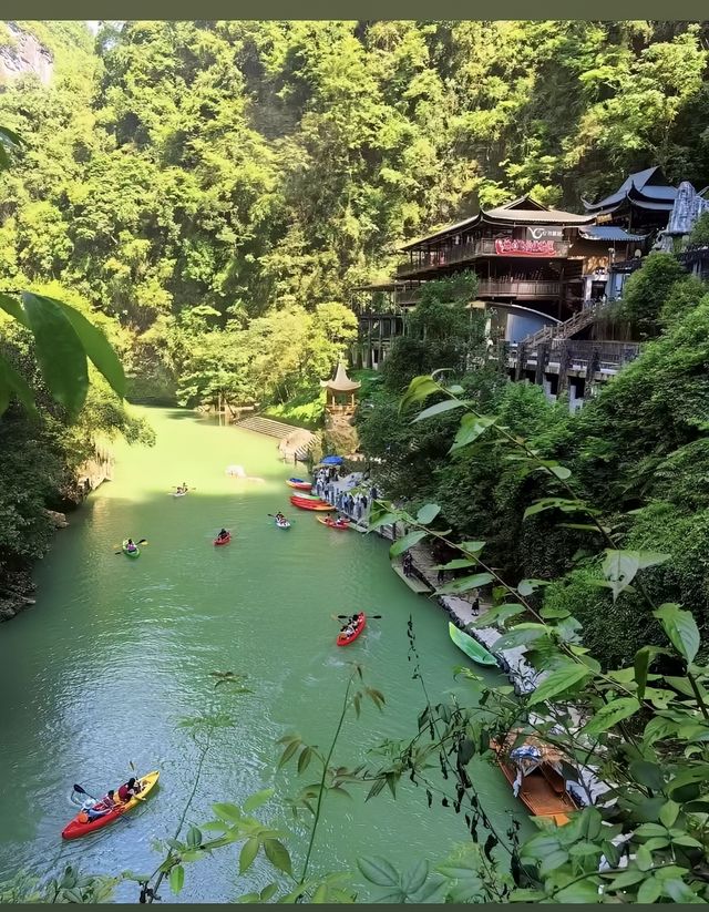 ##  地心谷暴走日記！懸崖玻璃橋上腳震震，土家摔碗酒真減壓