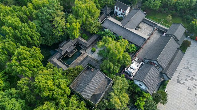 濟南的秋天，若有十分美，五龍潭必占七分。