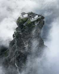 貴州：一半山水，一半人間  當雲霧漫過梵淨山的金頂，當梯田在水光中鋪展七彩畫卷，這片被稱作「山地公園