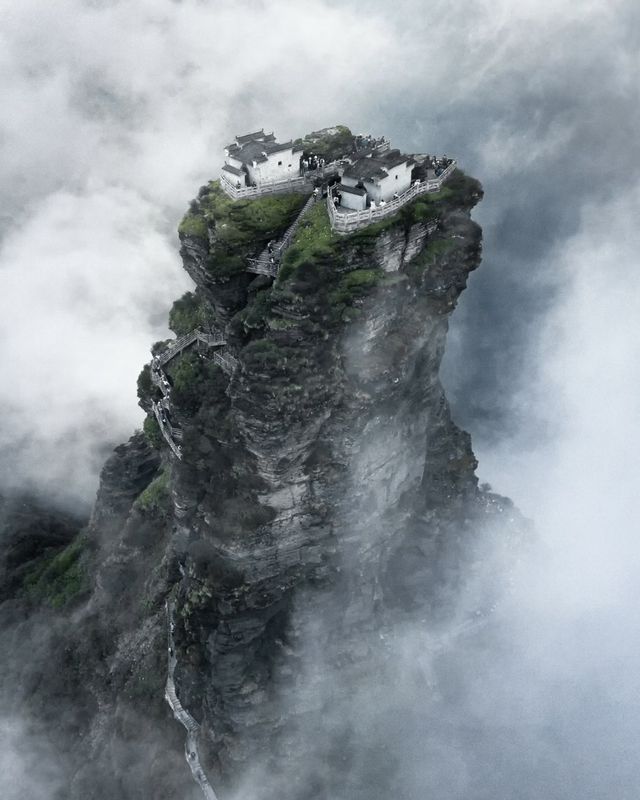 貴州：一半山水，一半人間  當雲霧漫過梵淨山的金頂，當梯田在水光中鋪展七彩畫卷，這片被稱作「山地公園