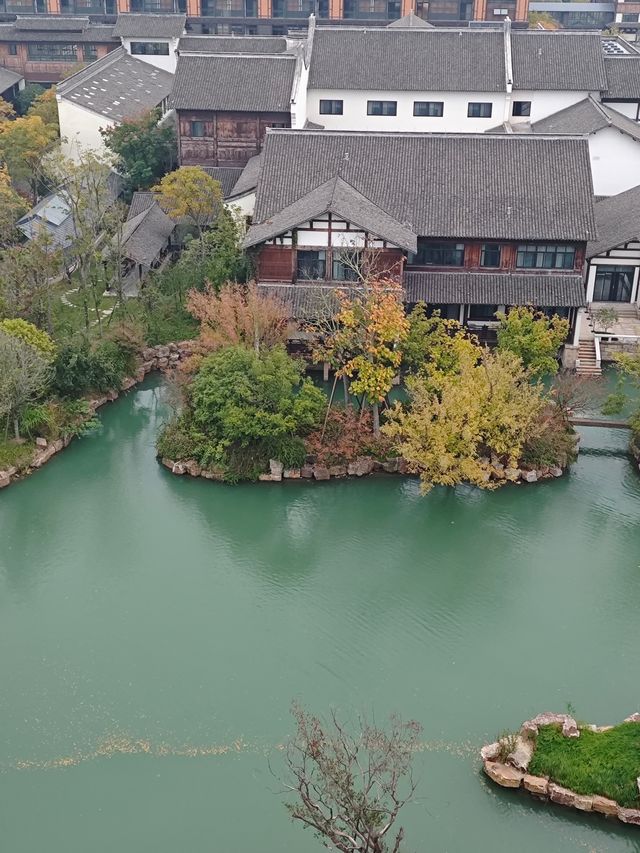 古鎮晨寐，塔上獨醒！