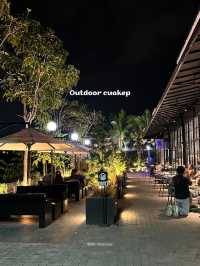 Tempat Nugas Malam dengan Oasis di Luar