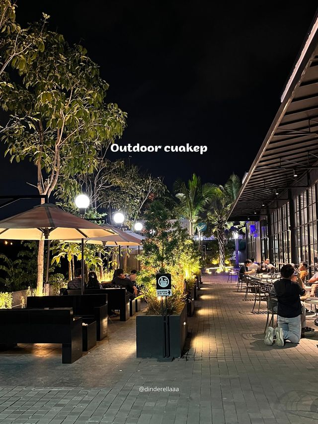 Tempat Nugas Malam dengan Oasis di Luar