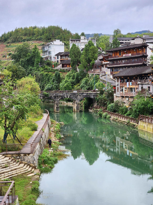 住進瀑布邊的古鎮 住進瀑布邊的古鎮