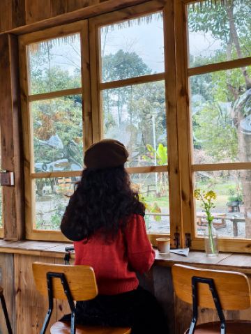 กลิ่นเนยและดินที่อบอวล ผสานกับทุ่งดอกเรพซีด คาเฟ่ริมแม่น้ำแห่งนี้คือตัวแทนของฤดูใบไม้ผลิอย่างแท้จริง