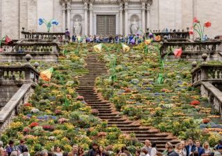 ヘローナ花祭りは9日間限定、街全体が花の海に変わる