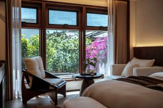 ลี่เจียงเป็นเมืองที่เต็มไปด้วยบทกวี และโรงแรม Serene Villa Wabi-Sabi Garden Courtyard Hotel by the Cloud Stream ก็เป็นอัญมณีล้ำค่าที่งดงามในเมืองนี้