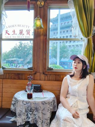 Summer city walk in Qianmen, Beijing: My secret route ✨
Hit all the classic hutong Central Axis streets and niche hidden gems in one go 📸
A relaxed pace, no rushing, and it only takes 3 hours total 💯

🗺️ City walk route
Yangmeizhu Xiejie → Beijing Fun → Xilongxing Street → Sanlihe Park

📍 Photo spots
▫️ Yangmeizhu Xiejie 🏮
1. Jingwei Shiguang: A courtyard photo spot in the hutong that perfectly captures the charm of old Beijing (Photos 3–4)
2. Qiankun Space: An elegant and artistic space (Photo 5)
3. Caicifang: A traditional handicraft shop hidden in the alleys (Photo 6)

▫️ Beijing Fun 🏛️
1. Central Axis panoramic viewpoint (Photos 1–2)
The 4th-floor rooftop of MUJI. You can enter by registering; no purchase is necessary. From here, you can get a full view of iconic Central Axis landmarks like Zhengyangmen, the Great Hall of the People, Tiananmen Rostrum, and the Forbidden City.
2. Zhengyangmen Arrow Tower photo spots
✅ PageOne Bookstore (2nd floor): Capture a panoramic view of Zhengyangmen (Photo 7)
✅ Nashi Li Coffee: Shoot Zhengyangmen through the vintage bus-shaped window frame (Photo 8)
3. Langfang Toutiao: Traditional candied hawthorns and goldfish art installations, perfect for "Guofeng" (traditional Chinese style) photos (Photos 9–11)
4. Quanyechang: A century-old Baroque building (Photo 12)

▫️ Xilongxing Street 🕳️
1. Underground air defense space: A niche spot that's cool and perfect for escaping the summer heat (Photo 13)
2. Xizhiyou: A unique shop on the old street (Photo 14)

▫️ Sanlihe Park 💦
1. Chayu: A waterside resting spot; I recommend the lamb-shaped matcha drink (Photo 15)
2. Qingyun Xiyue Coffee: A quiet riverside café ☕ (Photos 17–18)
3. Butterfly-shaped water feature: Surrounded by green trees and flowing water, it's serene and elegant 🦋 (Photo 16)

Feel free to share your favorite photo spots from your own walking tours in Qianmen.