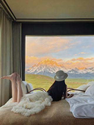 A little wooden cabin in Gunong Village where you can watch the golden sunlight hit the snow-capped peaks from bed!