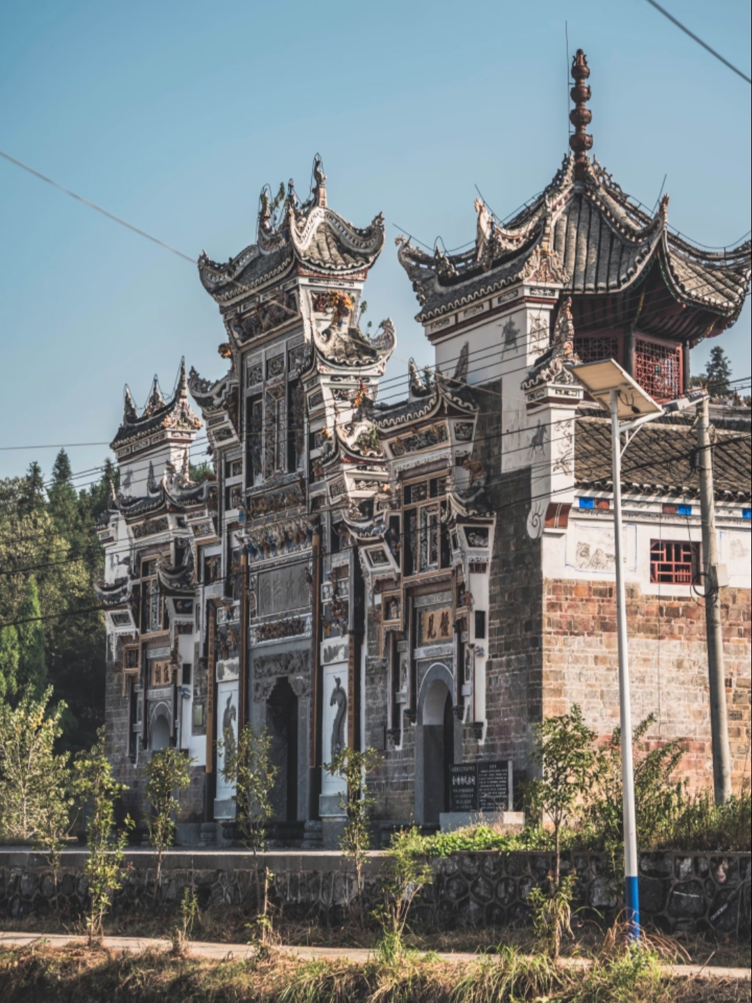 Two days in Dongkou's Nuoxi with a child: wading, an ancient village, and a bowl of black rice