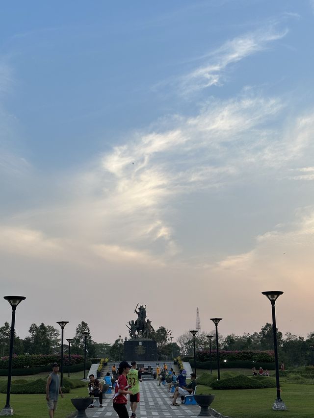 เดินเล่นชมพระอาทิตย์ริมทะเลสาปทุ่งนาเชย