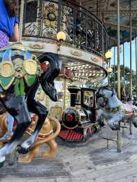 Eiffel Tower下的Merry-go-round 