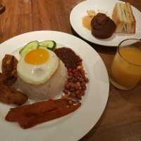 Unusual lounge experience - Amara Singapore