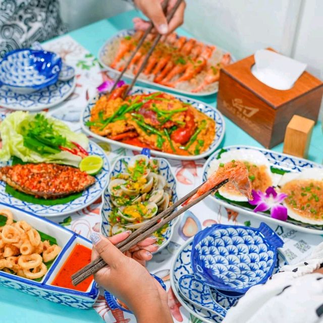 ลากแฟนไปกินซีฟู้ดแบบสดๆเลือกจากตู้ที่Boat Seafood​