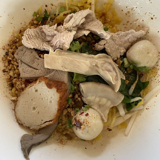 ก๋วยเตี๋ยวหมูต้มยำตำลึงหน้าวัง ของอร่อยหัวหิน 😋