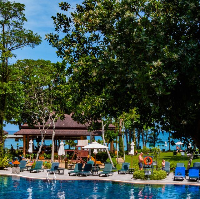 รีสอร์ทสระน้ำตก ดับร้อนริมทะเล