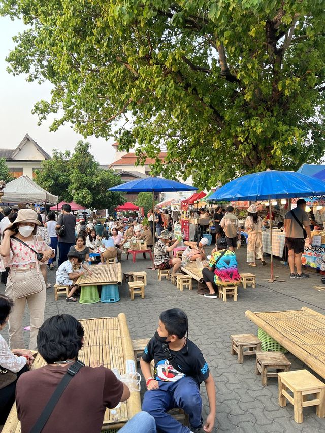 Chiang Mai Walking Street ถนนคนเดินท่าแพ