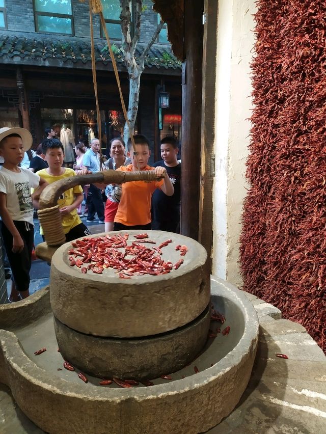 寬窄巷子(四川成都)最熱門景點～地鐵站一出就到