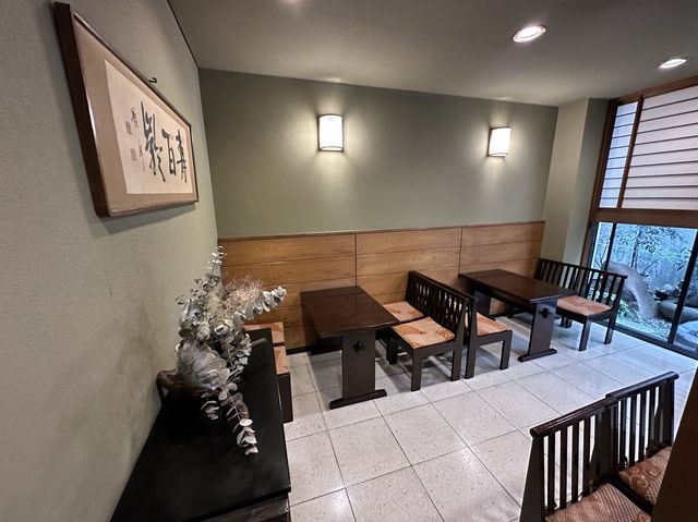 名古屋・伏見。街中で見つけた和菓子屋さん。『むらさきや』で生菓子を楽しむ。