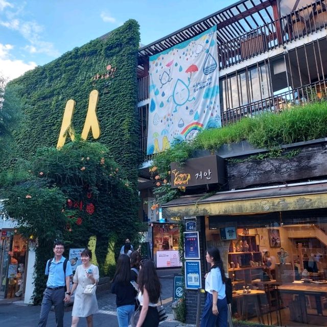 The feel of traditional in bustling city, Insadong