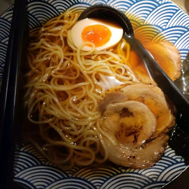 「ShowTime Sports Bar」：美食、遊戲與啤酒的完美交融