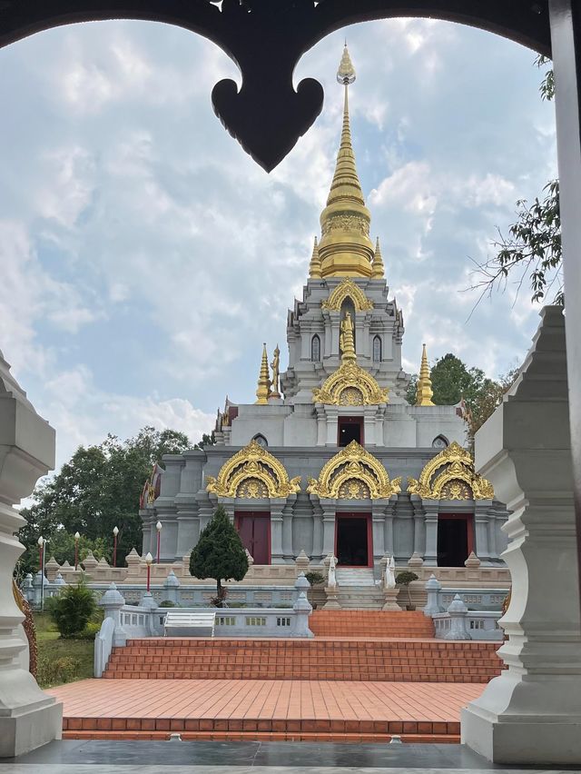 พระบรมธาตุเจดีย์ ศรีนครินทร์สถิตมหาสันติคีรี 