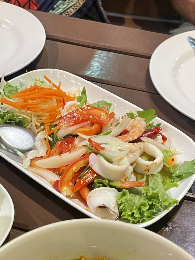 ครัวร่มไม้ชายน้ำ