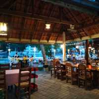 หิวแล้วแวะกินมื้อค่ำก่อนที่ Riverside garden