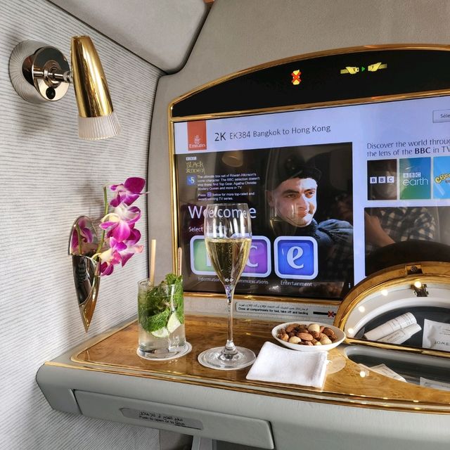 รีวิว First Class สายการบิน Emirates Airlines