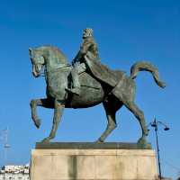 Contemplates the legacy of King Carol I