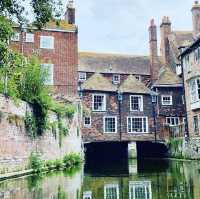 「Canterbury市區必去！The old weaver’s house旁小河通道，享受英國田園風景！」