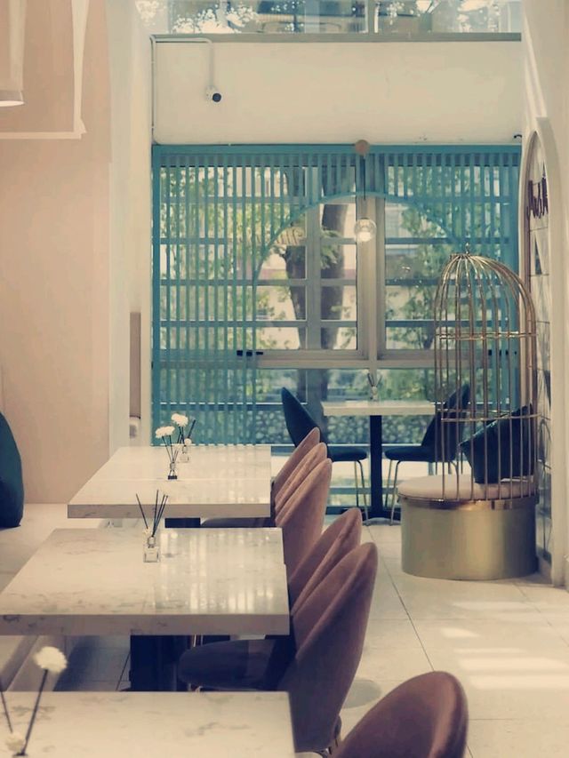 Mr & Mrs Cafe
