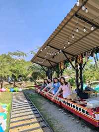 นั่งรถไฟจิ๋วที่ชานชาลา 22 คาเฟ่