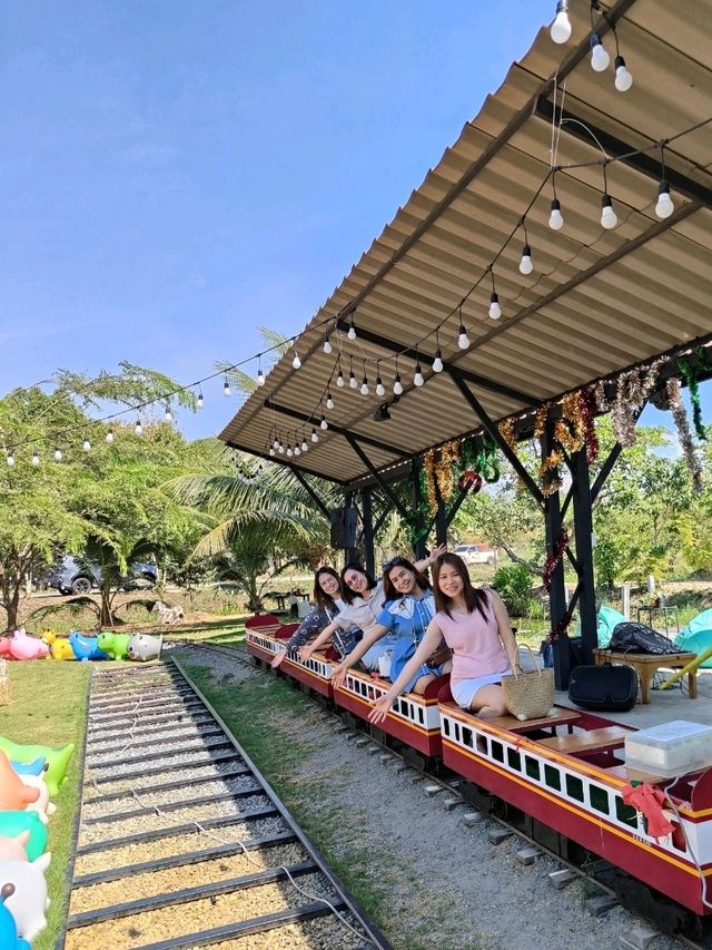 นั่งรถไฟจิ๋วที่ชานชาลา 22 คาเฟ่