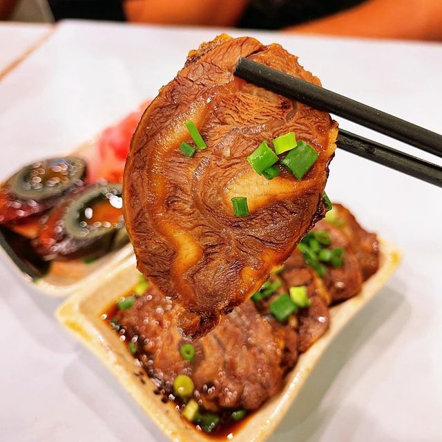 豐信餃子店：新鮮手工製作，排隊美食指南