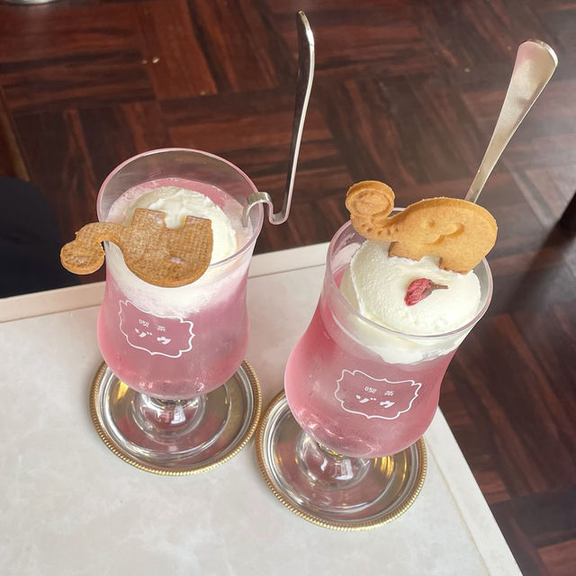 【京都カフェ】 可愛らしいぞうさんクッキーが魅力のクリームソーダ