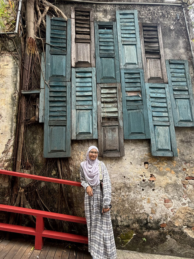 beautiful storefront and alleys - a perfect photospot