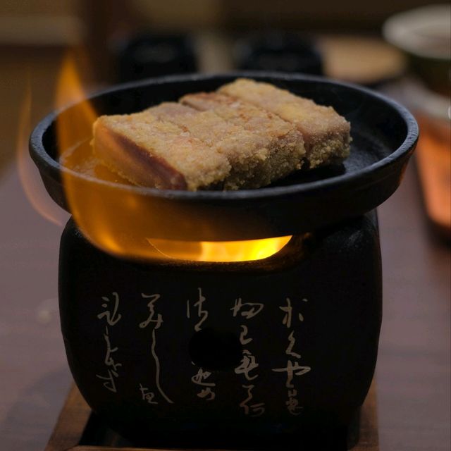 Kogoro Katsu หมูทอดซอสลูกแพร์สีทอง