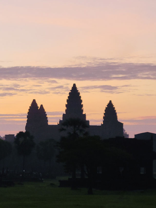 Worth it to wake up crack of dawn! Sunrise in Angkor Wat is a must to do🌅