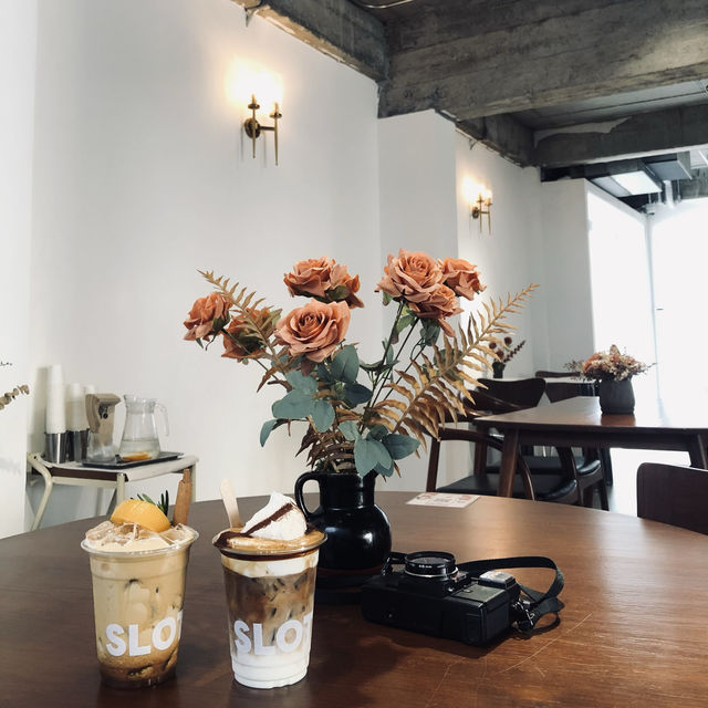 SLOTH. | คาเฟ่สุดเกร๋ที่คุณต้องห้ามพลาด 📍