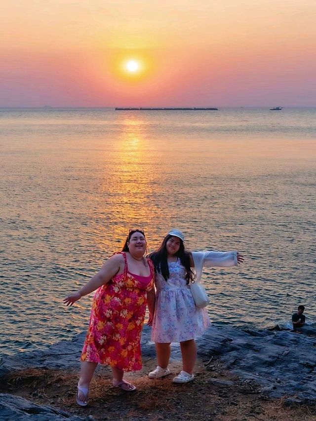 ช่องเขาขาด หาดหินกลม เกาะสีชัง ชลบุรี 